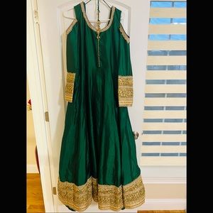 This is an long green anarkali. It comes with blue banarsi chunni and leggings.